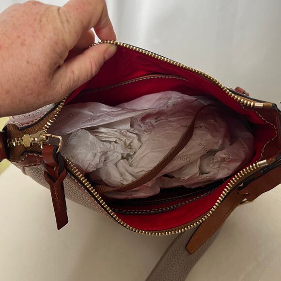 NWT Dooney & Bourke Pebble Grain Pocket Crossbody taupe/brown - Picture 6 of 8